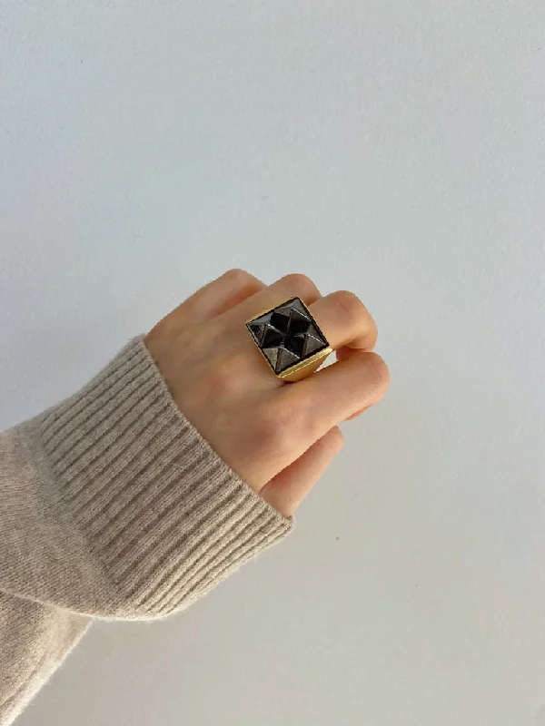 Timeless Elegance, Temporary Discounts – Act Fast PIA PYRAMID SQUARE RING