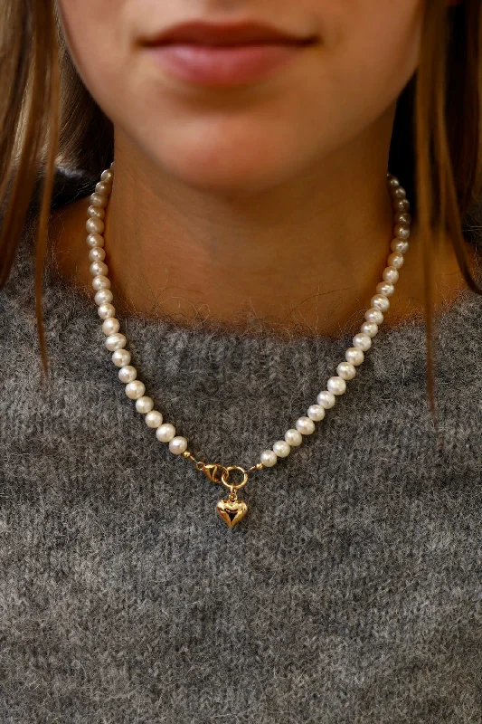 Unmissable Discounts On Timeless Jewelry Pieces HEART AND FRESHWATER PEARL NECKLACE